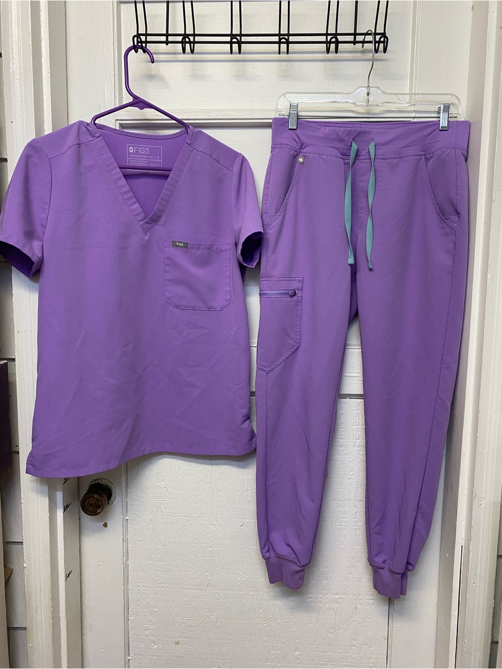 FIGS scrubs set womenโs size Small V Neck Scrub Top & joggers pant